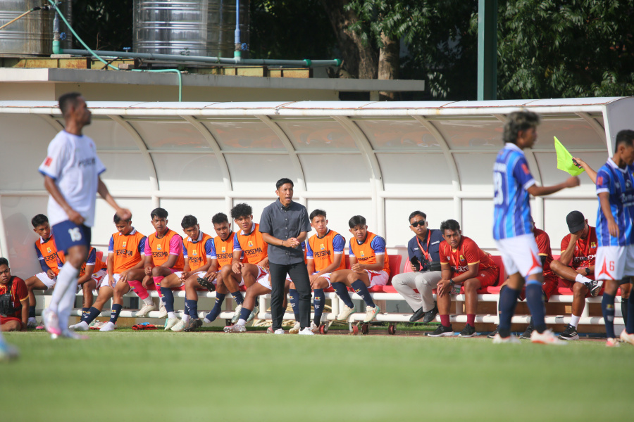 Pelatih Persema Malang, Ahmad Bustomi, memberikan instruksi kepada pemain dari pinggir lapangan saat pertandingan babak 64 besar Liga 4 Indonesia 2024/2025.