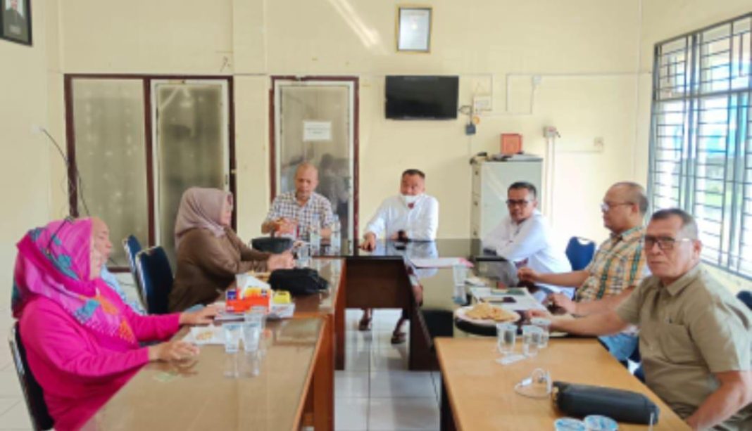 Ketua PWI Sumut H Farianda Putra Sinik SE, ketika memimpin rapat pembentukan Panitia Kurban PWI Sumut di Kantor PWI Sumut, Gedung Parada Harahap, Jalan Adinegoro Medan, Selasa (22/4/2025). (Dok/PWI)