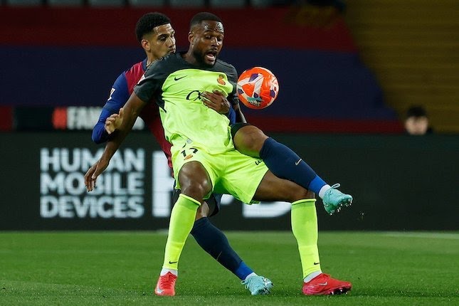 Cyle Larin dikawal Ronald Araujo di laga Barcelona vs Real Mallorca, La Liga 2024/2025.