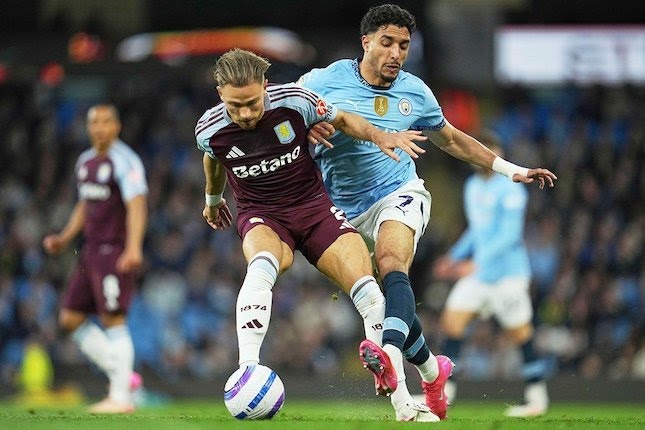 Omar Marmoush dikawal lawan di laga Manchester City vs Aston Villa, Premier League 2024/2025.