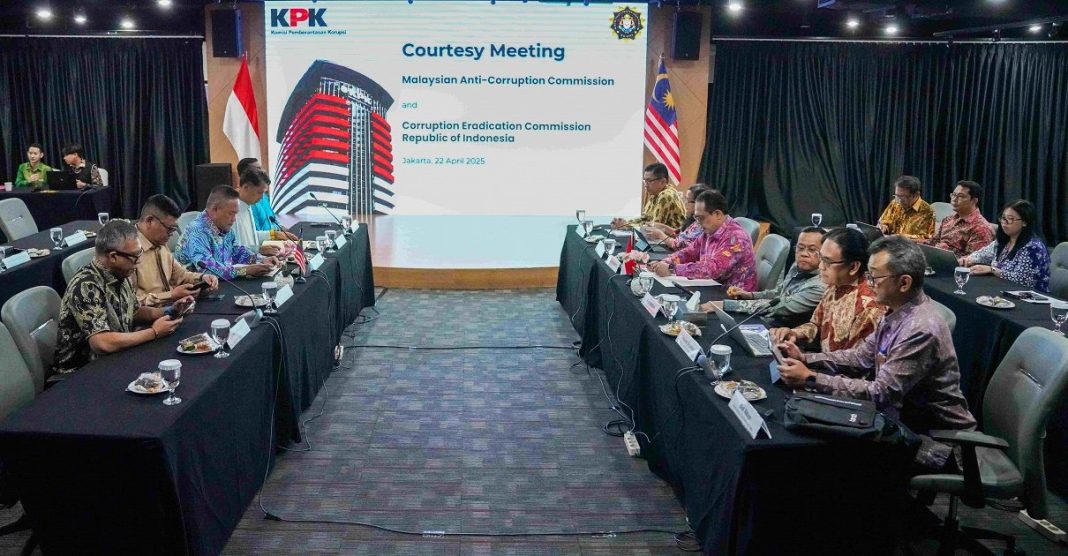 Suasana pertemuan antara delegasi Malaysian Anti-Corruption Commission (MACC) dan Komisi Pemberantasan Korupsi (KPK) dalam kegiatan audiensi bertajuk Courtesy Meeting di Ruang Mini Theater, Gedung Anti-Corruption Learning Center (ACLC) KPK, Jakarta, Selasa (22/4/2025).