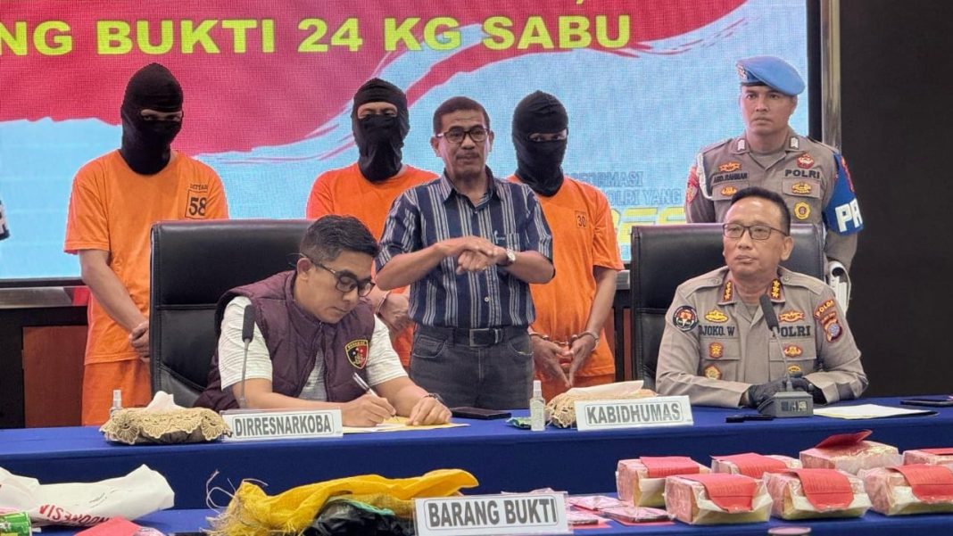 Kabid Humas Polda Sulteng Kombes Pol Djoko Wienartono (kanan) bersama Dirresnarkoba Polda Sulteng Kombes Pol Pribadi Sembiring (kiri) memberikan keterangan pers terkait pengungkapan kasus peredaran 24 kg sabu asal Malaysia di Kota Palu.