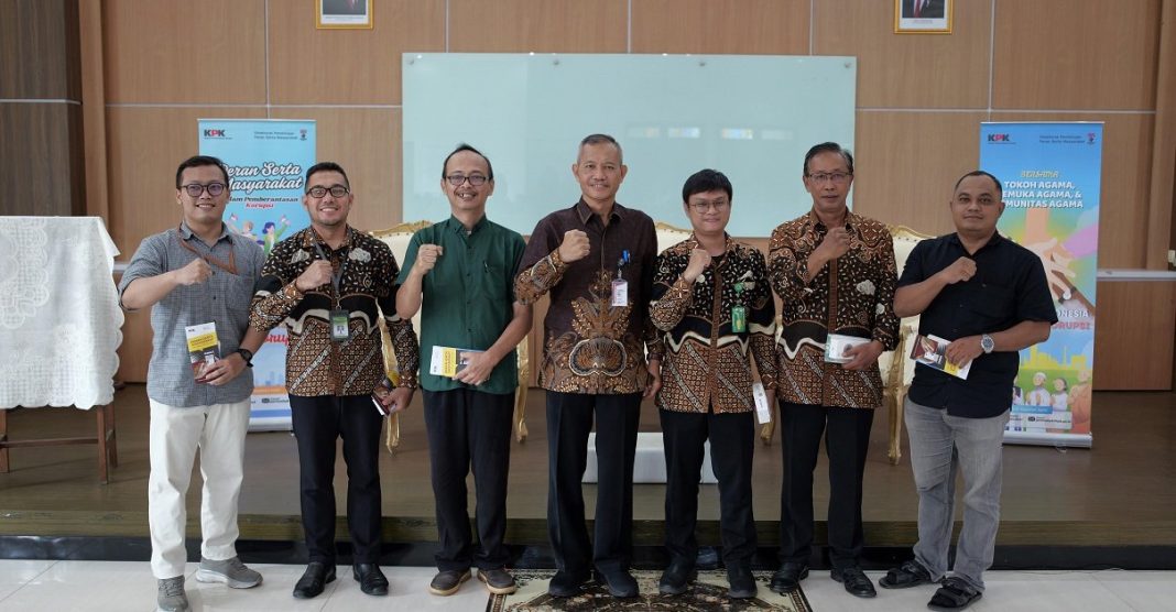 Para peserta dan narasumber berfoto bersama usai kegiatan Safari Keagamaan dan NGOPI Antikorupsi yang diselenggarakan KPK di Yogyakarta.