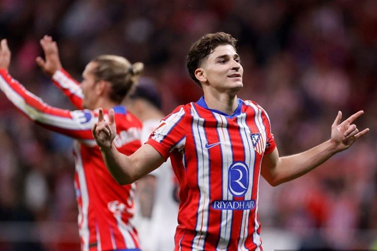 Julian Alvarez merayakan gol ketiga timnya dalam pertandingan sepak bola Liga Spanyol antara Atletico Madrid vs Rayo Vallecano di Stadion Metropolitano di Madrid, Jumat (25/4/2025) dini hari WIB.