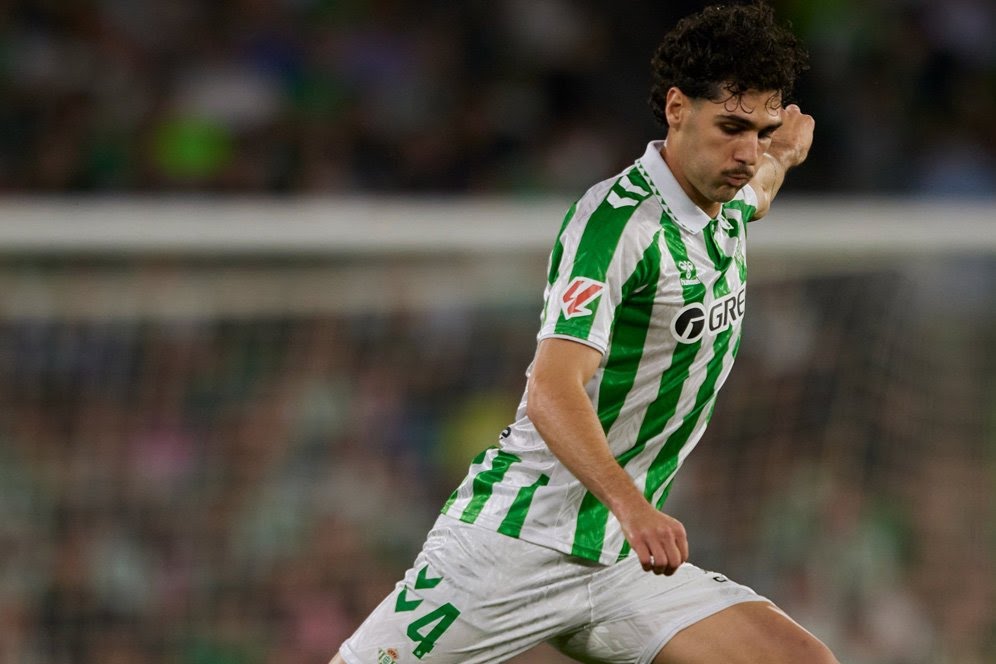 Johnny Cardoso di laga Real Betis vs Valladolid, La Liga 2024/2025.