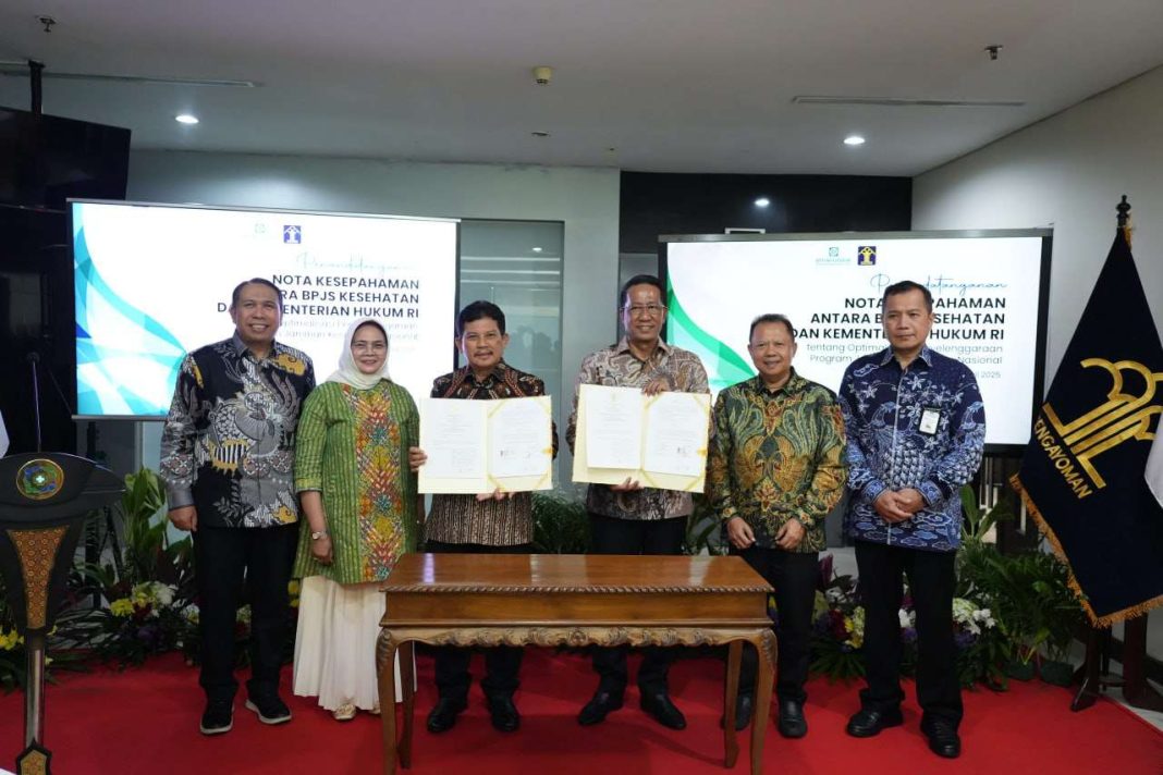 Direktur Utama BPJS Kesehatan Ghufron Mukti dan Menteri Hukum dan HAM RI Supratman Andi Agtas menunjukkan dokumen Nota Kesepahaman usai penandatanganan kerja sama strategis antara BPJS Kesehatan dan Kemenkumham RI, disaksikan oleh jajaran pejabat dari kedua institusi.