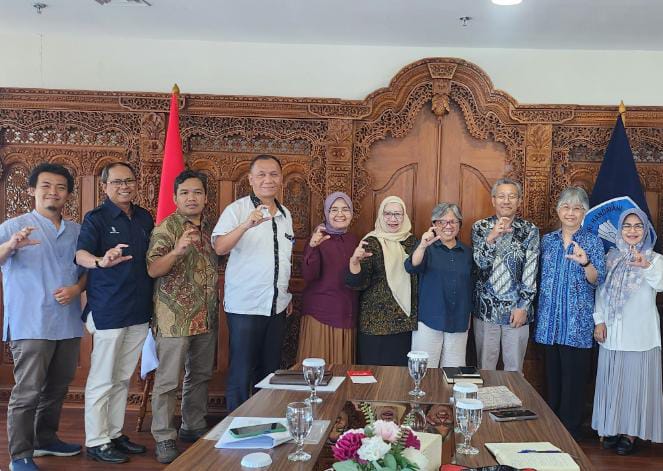 Sekretaris Jenderal Kemdiktisaintek, Togar Mangihut Simatupang, berfoto bersama Direktur ICE Institute Rahayu Dwi Riyanti, penggagas ICE Institute Paulina Pannen, serta jajaran pejabat dan perwakilan unit di lingkungan Ditjen Dikti usai audiensi strategis di Jakarta, Selasa (22/4/2025). (Dok/Diktisaintek)