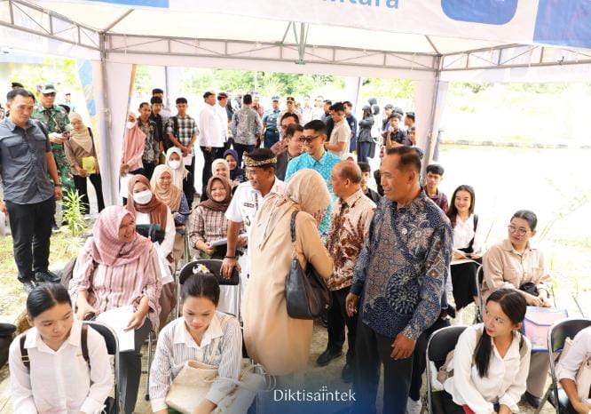 Wakil Menteri Pendidikan Tinggi, Sains, dan Teknologi (Wamendiktisaintek), Fauzan, menyapa para peserta UTBK SNBP 2025 di Universitas Borneo Tarakan, Rabu (23/4/2025). (Dok/Diktisaintek)