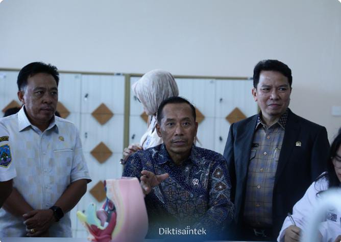 Wamendiktisaintek Fauzan (tengah) bersama Anggota DPD RI dan pejabat daerah saat meninjau fasilitas laboratorium di Universitas Borneo Tarakan, Rabu (23/4/2025) dalam rangkaian kunjungan kerja program Kampus Berdampak. (Dok/Diktisaintek)