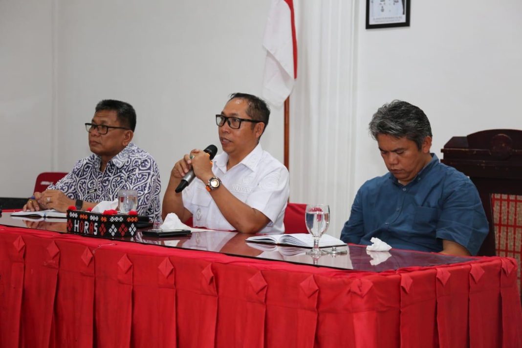 Bupati Taput JTP Hutabarat didampingi Wakil Deni Parlindungan Lumbantoruan, Pj Sekda David Sipahutar saat memimpin Rakor lengkap Pimpinan OPD Pemkab Taput, Jumat (25/4/2025).