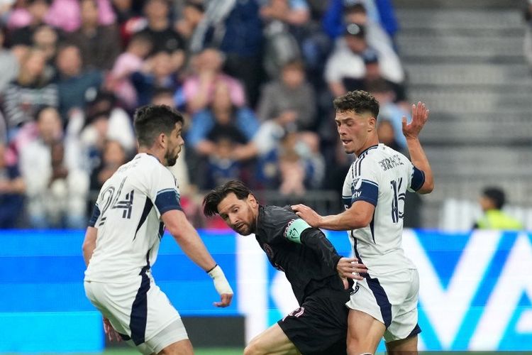 Lionel Messi diapit oleh Brian White dan Sebastian Berhalter dalam pertandingan leg pertama semifinal CONCACAF Champions Cup antara Vancouver Whitecaps vs Inter Miami CF di BC Place pada 24 April 2025 di Vancouver, British Columbia.