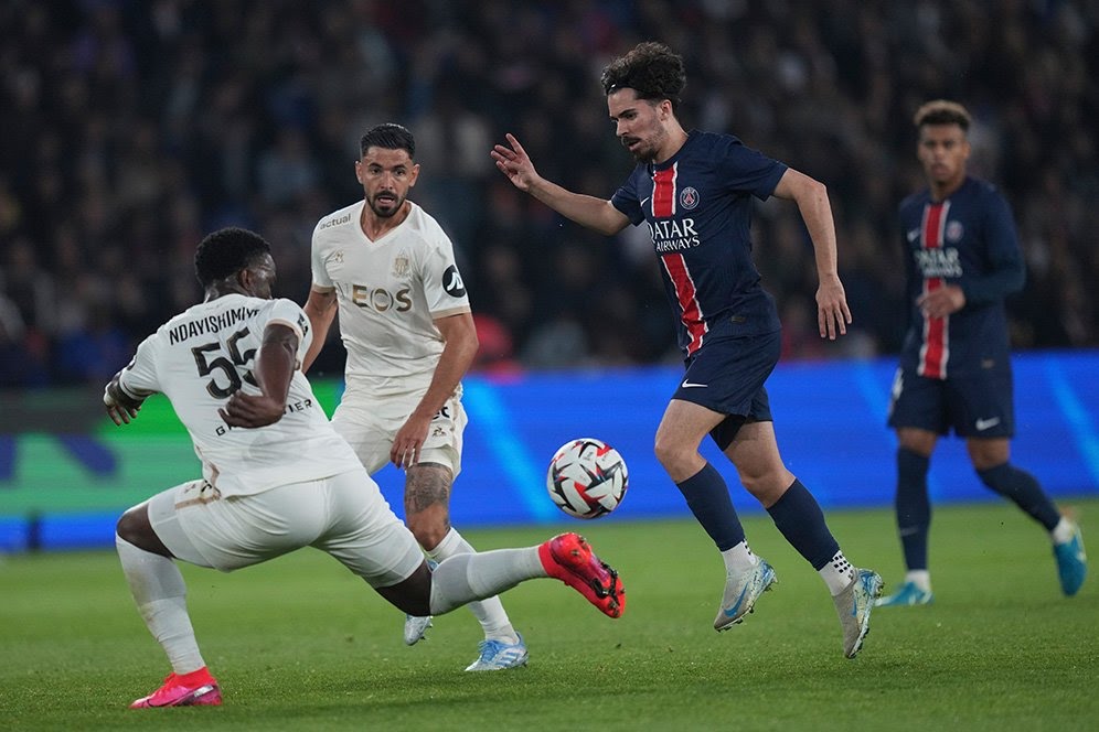 Vitinha coba mengamankan bola di laga PSG vs Nice, Ligue 1 2024/2025.