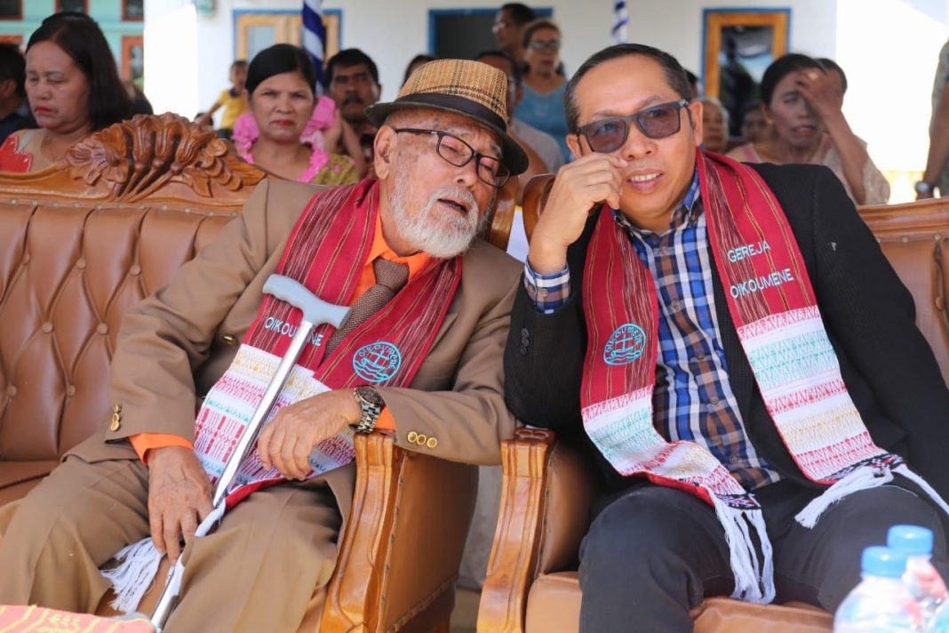 Tampak Bupati JTP Hutabarat sedang bicara santai dengan pemrakarsa pembangunan gereja BP Silalahi.