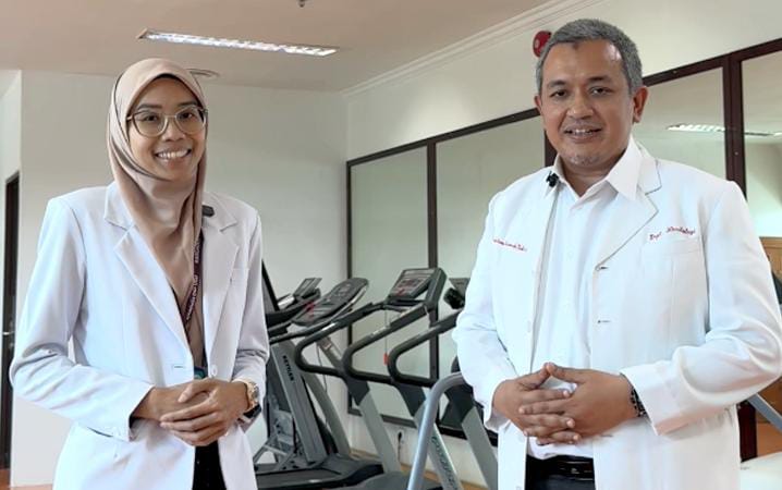 dr Abdul Halim Raynaldo SpJP (K) FIHA (kanan) bersama dr Yuke Sarastri MKed (Cardio) SpJP di Ruang Rehabilitasi Jantung PJT RS Adam Malik. (Dok/Humas RS Adam Malik)