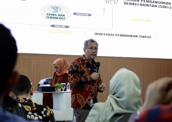 Sekretaris Jenderal Kemdiktisaintek, Togar Mangihut Simatupang, memaparkan peran penting investasi pendidikan tinggi berbasis sains dan teknologi, saat kunjungan peninjauan lahan pengembangan Kampus II Politeknik Negeri Medan di Hamparan Perak, Kabupaten Deliserdang, Sumatera Utara, Jumat (25/4/2025). (Dok/Diktisaintek)