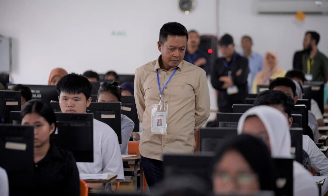 Rektor USU, Prof Dr Muryanto Amin SSos MSi, saat dalam peninjauan pelaksanaan UTBK-SNBT 2025, Sabtu (26/4/2025). (Dok/USU)