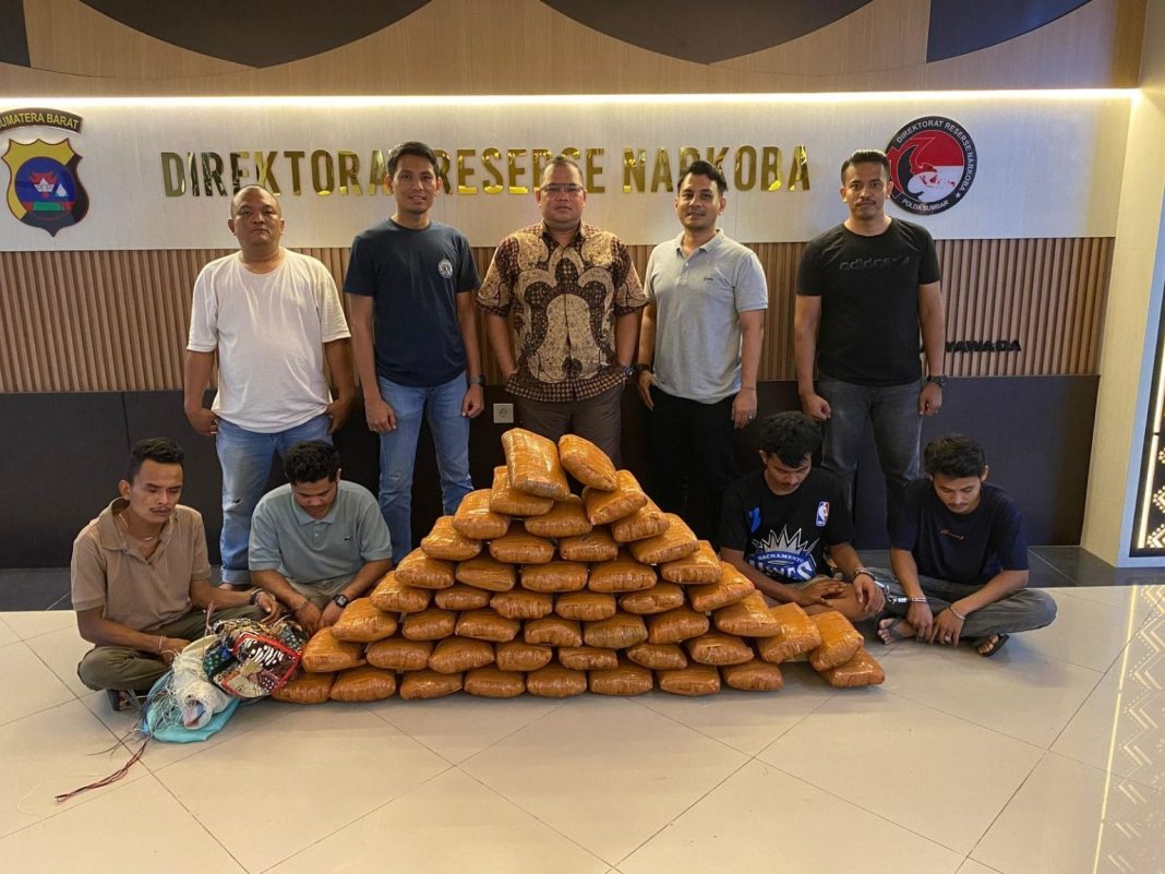 Empat tersangka pengedar ganja dan barang bukti seberat 47 kilogram yang berhasil diamankan Ditresnarkoba Polda Sumatera Barat.