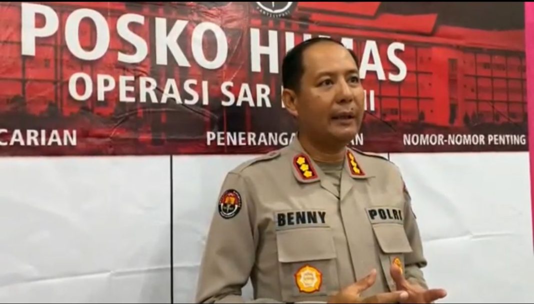 Kabid Humas Polda Papua Barat, Kombes Pol Ignatius Benny Ady Prabowo, memberikan keterangan pers di Posko Humas Operasi SAR AB Moskona 2025 terkait perkembangan pencarian Kasat Reskrim Polres Teluk Bintuni, Iptu Tomi Samuel Marbun.