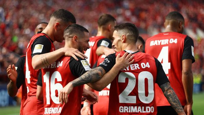 Bayer Leverkusen kalahkan Augsburg 2-0, tunda pesta juara Bayern Munich.