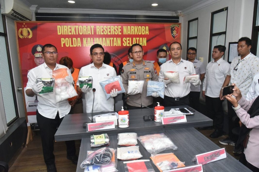 Petugas Direktorat Reserse Narkoba Polda Kalimantan Selatan memperlihatkan barang bukti narkotika yang disita dari jaringan lintas Kalimantan-Sulawesi dalam konferensi pers di Banjarmasin, Selasa (29/4/2025).