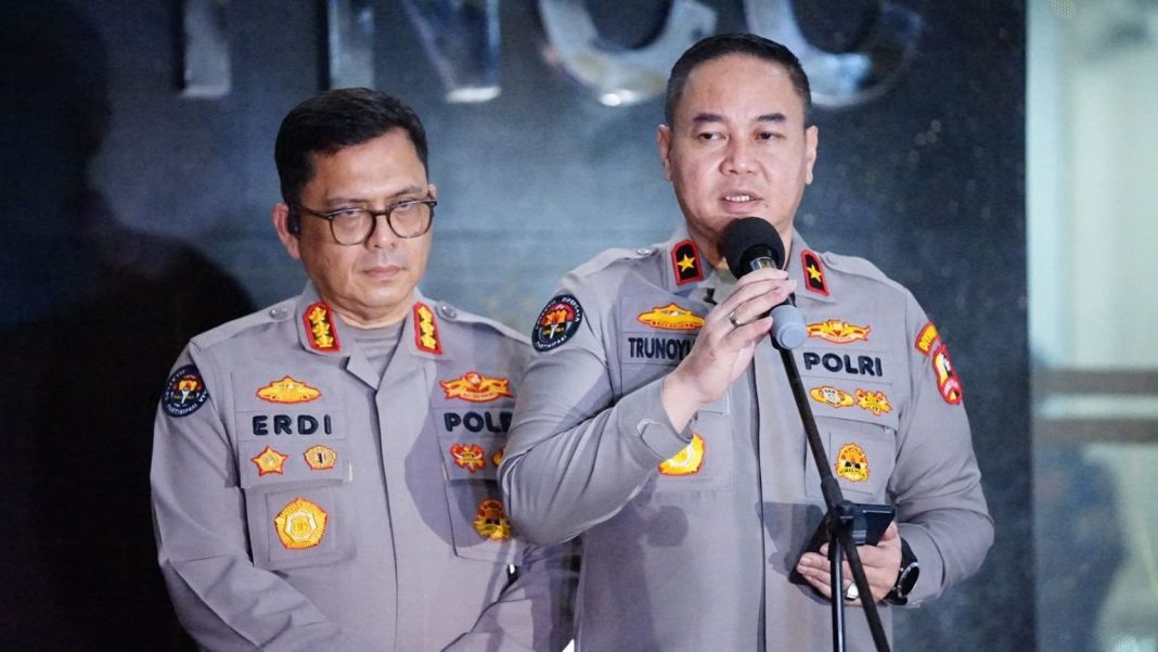 Kepala Biro Penerangan Masyarakat Divisi Humas Polri, Brigjen Pol Trunoyudo Wisnu Andiko, didampingi Brigjen Pol Erdi A Chaniago, memberikan keterangan pers terkait insiden penembakan terhadap tim operasi kemanusiaan di Papua Barat.