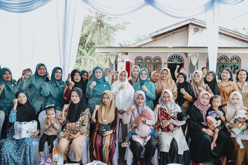Wakil Ketua TP Posyandu Sumut, Titiek Sugiharti Surya, bersama Ketua TP Posyandu Kabupaten Batubara, Henny Heridawaty Baharuddin, berfoto bersama para kader, ibu hamil, balita, dan warga Desa Simpang Kopi dalam kunjungan kerja ke Posyandu Cinta Kasih, Kecamatan Sei Suka, Batubara, Senin (28/4/2025).