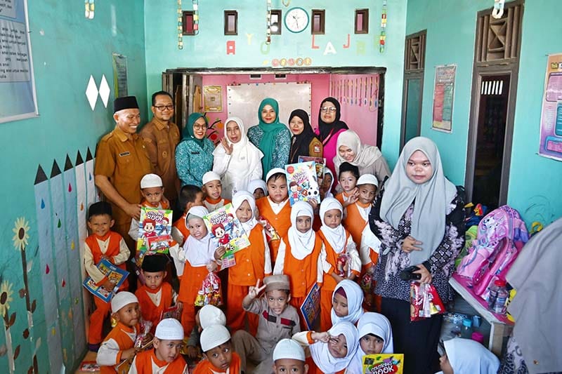 Wakil Ketua TP Posyandu Sumut, Titiek Sugiharti Surya, bersama Wakil Ketua TP Posyandu Tanjungbalai, Desi Khairina Trimurni (berjilbab cokelat), berfoto bersama anak-anak PAUD usai menyerahkan bingkisan dan menyaksikan kreasi siswa di salah satu PAUD di Kota Tanjungbalai, Selasa (29/4/2025).