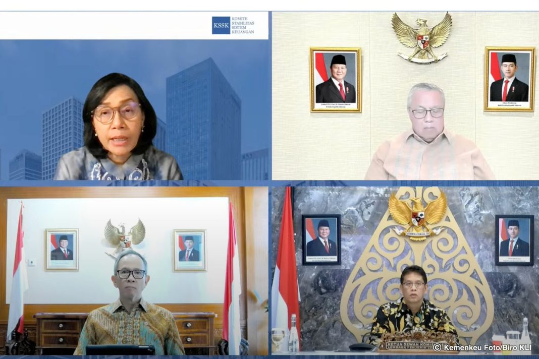 Menteri Keuangan Sri Mulyani Indrawati bersama jajaran anggota Komite Stabilitas Sistem Keuangan (KSSK) menyampaikan keterangan pers secara virtual terkait kondisi stabilitas sistem keuangan nasional triwulan I tahun 2025, Kamis (24/4/2025). (Dok/Kemenkeu)