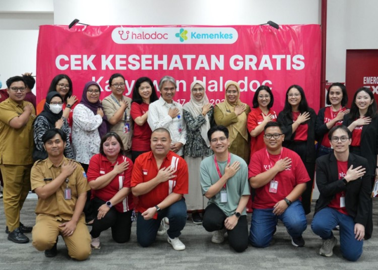 Direktur Promosi Kesehatan Kemenkes RI, dr Elvieda Sariwati MEpid, bersama jajaran Halodoc dan peserta program berfoto bersama dalam kegiatan Cek Kesehatan Gratis bagi karyawan, di kantor Halodoc, Jakarta. (Dok/Kemenkes)