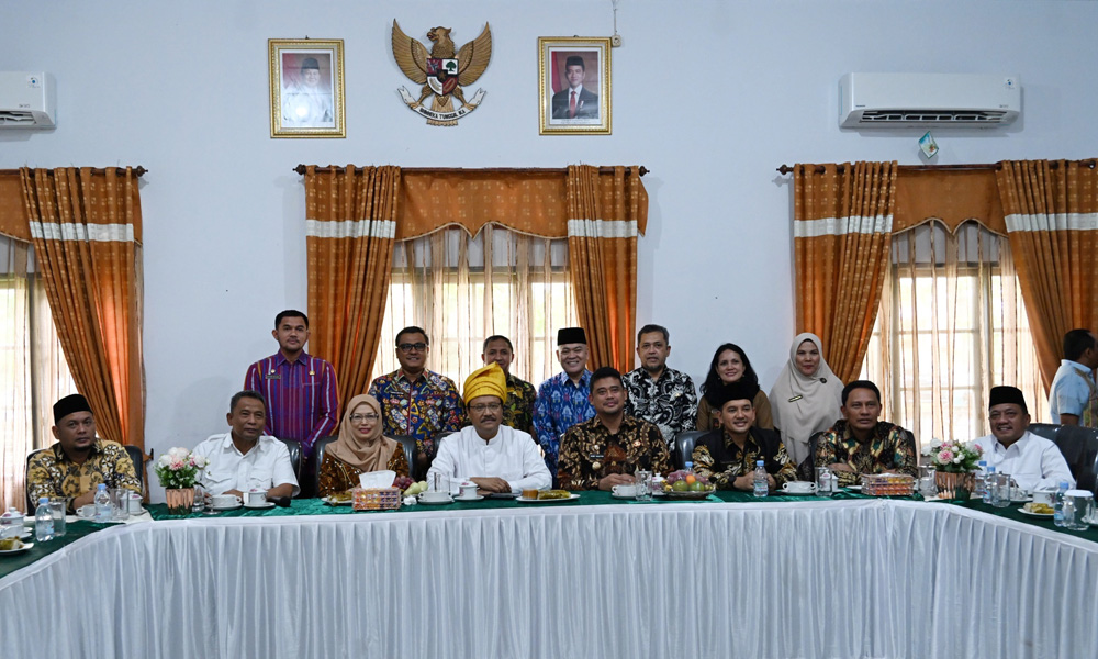 Gubernur Sumut Bobby Nasution, Mensos Saifullah Yusuf, Rektor UINSU, Wali Kota Tebingtinggi, dan jajaran berfoto bersama usai meninjau lokasi Sekolah Rakyat di Kampus V UINSU Tebingtinggi, Jumat (11/4/2025). (Dok/Diskominfo Sumut)