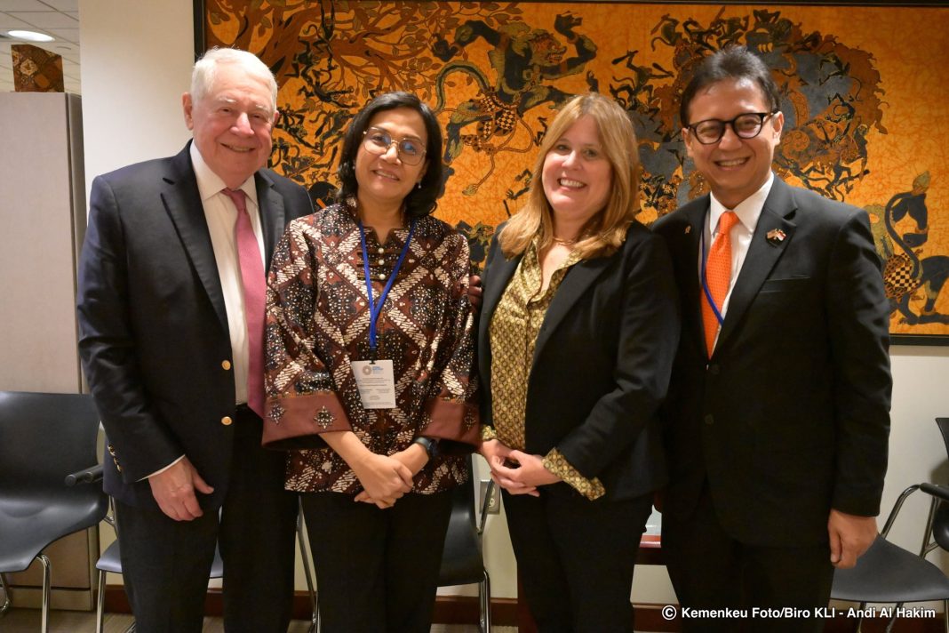 Menteri Keuangan Sri Mulyani Indrawati dan Menteri Kesehatan Budi Gunadi Sadikin berfoto bersama Chairman Freeport-McMoRan Richard Adkerson dan CEO Kathleen Quirk usai pertemuan bilateral di sela agenda Spring Meetings IMF–Bank Dunia. (Dok/Kemenkeu)