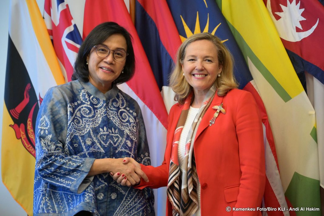 Menteri Keuangan Sri Mulyani Indrawati berjabat tangan dengan Presiden European Investment Bank (EIB) Nadia Calviño dalam pertemuan bilateral di Washington DC, Kamis (24/4/2025). (Dok/Kemenkeu)