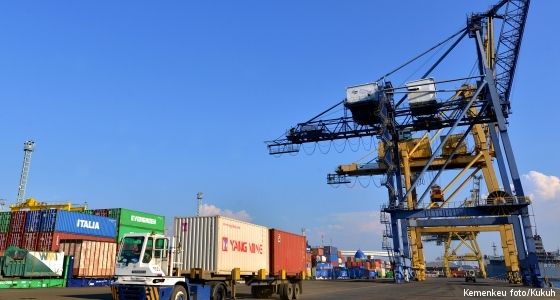 Aktivitas bongkar muat di pelabuhan menunjukkan geliat ekspor-impor Indonesia di tengah gejolak global. Pemerintah terus mendorong diversifikasi mitra dagang dan perundingan tarif untuk menjaga stabilitas ekonomi. (Dok/Kemenkeu)