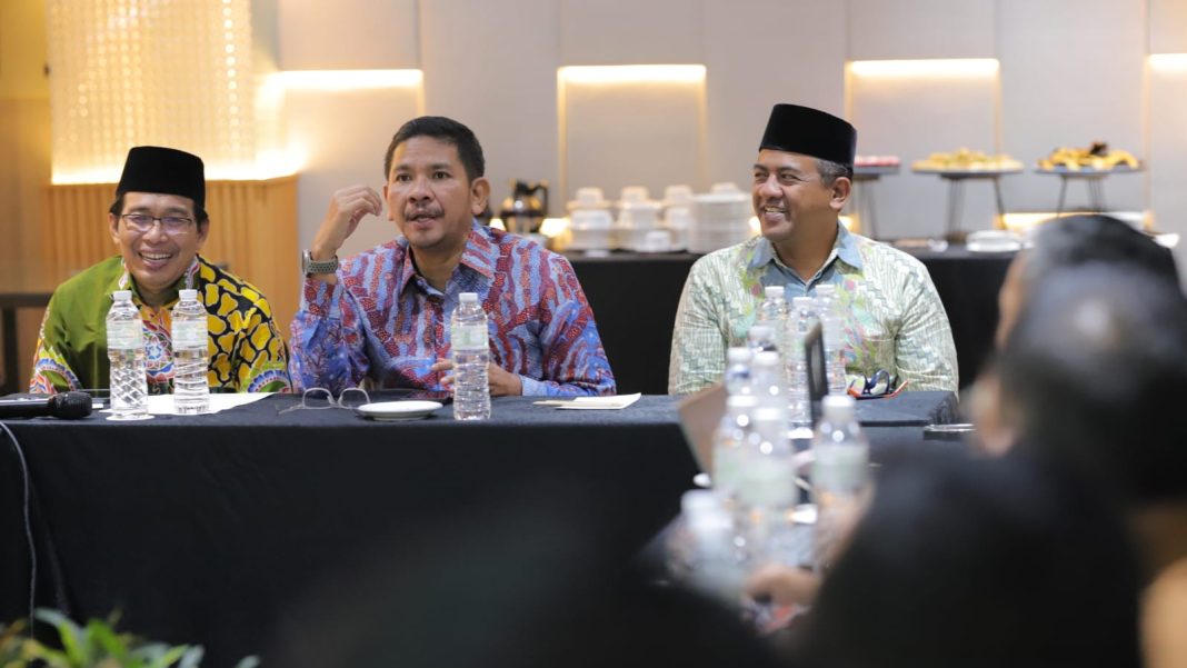 Direktur Jenderal Bimbingan Masyarakat Islam Kemenag, Abu Rokhmad (tengah) bersama perwakilan BAZNAS dan LAZ dalam kegiatan finalisasi pedoman Beasiswa Zakat di Jakarta, Kamis (8/5/2025). (Dok/Kemenag)
