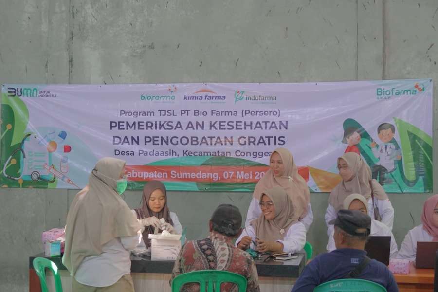 Suasana pengobatan gratis yang diselenggarakan oleh Bio Farma melalui program TJSL di Desa Padaasih, Kecamatan Conggeang, Kabupaten Sumedang, pada Rabu (7/5/2025). (Dok/Humas Jabar)