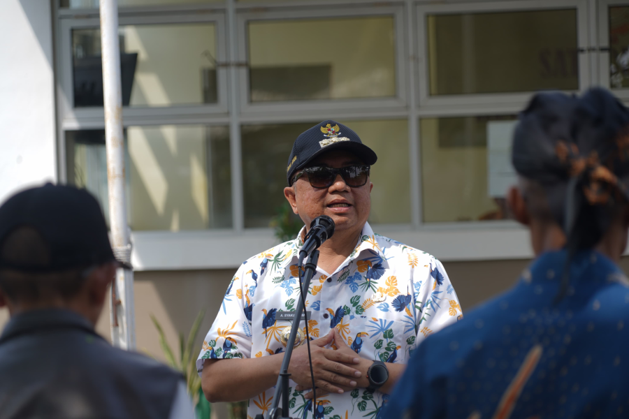 Bupati Garut, Abdusy Syakur Amin, memberikan arahan kepada Kepala Desa terkait pentingnya pendataan anak usia SMP untuk memastikan mereka bersekolah, dalam Apel Pagi di Kantor Kecamatan Caringin, Kabupaten Garut, Jumat (9/5/2025). (Dok/Diskominfo Garut)