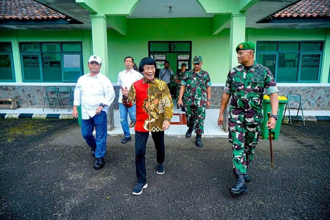 Ketua Lembaga Perlindungan Anak Indonesia (LPAI), Seto Mulyadi, bersama perwira TNI saat meninjau pelaksanaan Pendidikan Karakter Panca Waluya di Dodik Bela Negara Rindam III/Siliwangi, Cikole, Lembang, Kabupaten Bandung Barat, Sabtu (10/5/2025). (Dok/Humas Jabar)