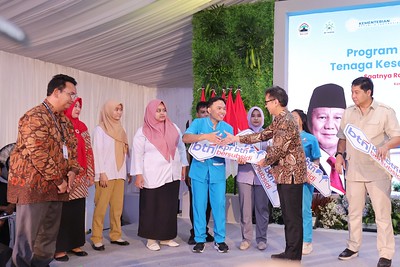 Menteri Perumahan dan Kawasan Permukiman Maruarar Sirait menyerahkan kunci rumah secara simbolis kepada tenaga kesehatan penerima manfaat dalam Program Akad Massal dan Penyerahan Rumah Subsidi di Kendal, Jawa Tengah, Senin (28/4/2025). (Dok/Kemenkes)