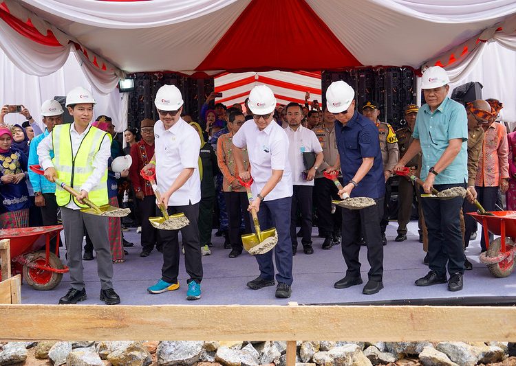 Menteri Kesehatan Budi Gunadi Sadikin (tengah) bersama Gubernur Sulawesi Tenggara dan Bupati Kolaka Timur melakukan peletakan batu pertama pembangunan RSUD Kolaka Timur, Sabtu (3/5/2025). (Dok/Kemenkes)