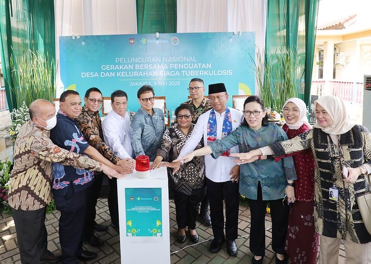Menteri Kesehatan Budi Gunadi Sadikin bersama jajaran kementerian dan lembaga menekan tombol peluncuran Gerakan Bersama Penguatan Desa dan Kelurahan Siaga Tuberkulosis secara nasional di Jakarta, Jumat (9/5/2025). (Dok/Kemenkes)
