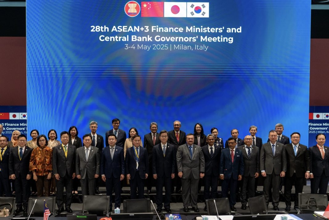 Para Menteri Keuangan dan Gubernur Bank Sentral ASEAN+3 berfoto bersama pada pertemuan ke-28 ASEAN+3 Finance Ministers' and Central Bank Governors' Meeting, yang berlangsung di Milan, Italia, pada Minggu (4/5/2025). (Dok/Kemenkeu)