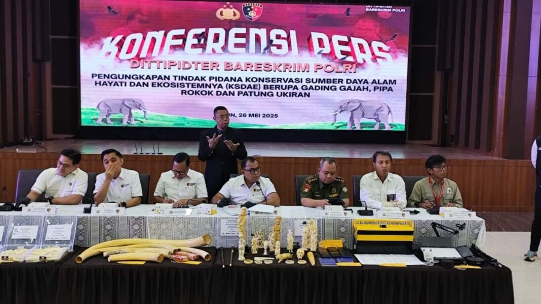 Brigjen Pol Nunung Syaifuddin bersama jajaran dari Dittipidter Bareskrim Polri menunjukkan barang bukti berupa gading gajah, pipa rokok, patung ukiran, dan barang lainnya hasil pengungkapan sindikat perdagangan ilegal gading gajah dalam konferensi pers di Gedung Bareskrim Polri, Jakarta.