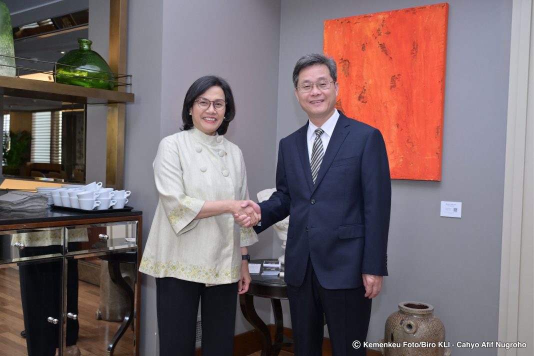 Menkeu Sri Mulyani berjabat tangan dengan Menkeu RRT H E Lan Fo’an di Milan, Minggu (4/5/2025), membahas lanjutan kerja sama strategis bilateral. (Dok/Kemenkeu)