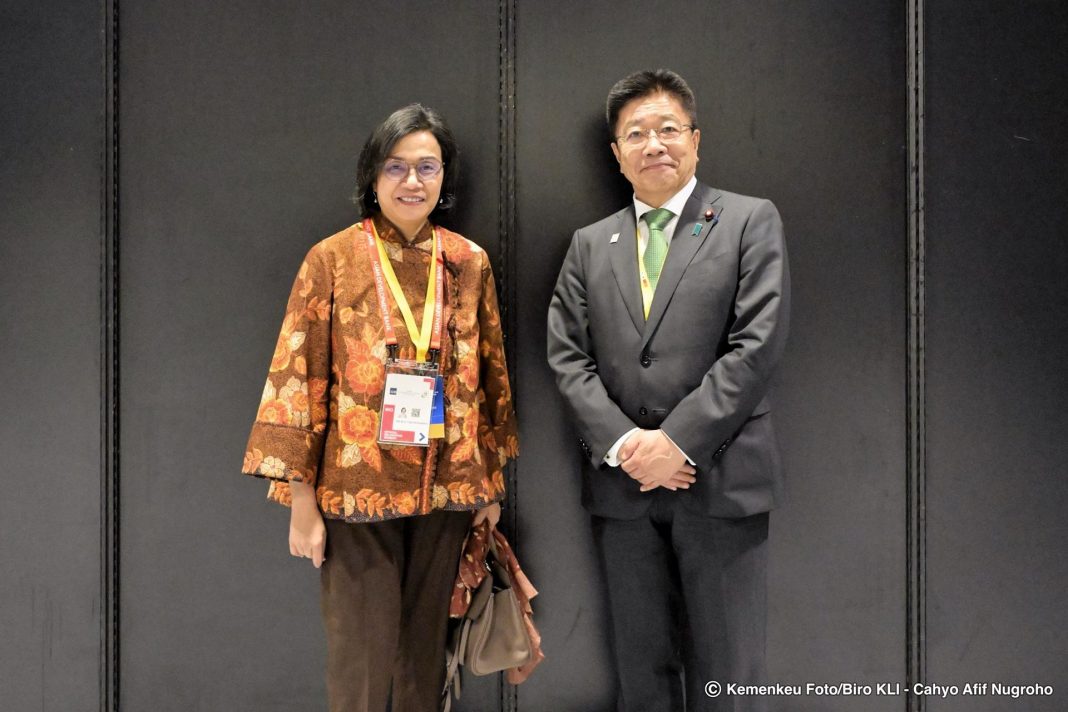 Menteri Keuangan Indonesia, Sri Mulyani, bertemu dengan Menteri Keuangan Jepang, H E Katsunobu Kato, di sela-sela ASEAN+3 Finance Ministers and Central Bank Governors' Meeting, Minggu (4/5/2025). (Dok/Kemenkeu)