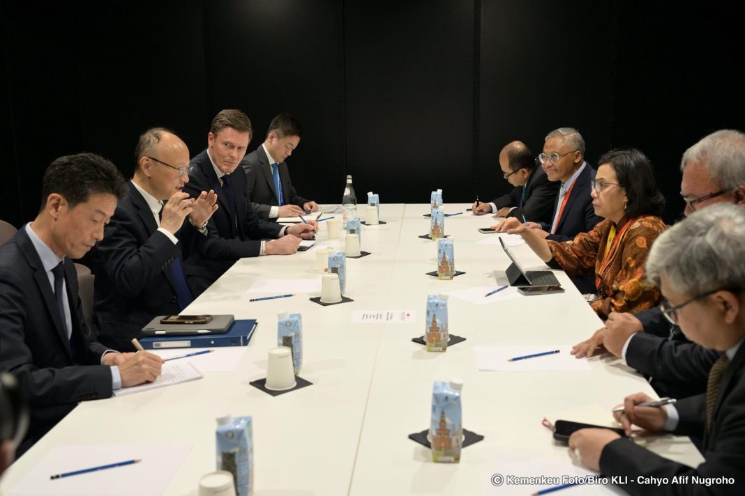 Menkeu Sri Mulyani Indrawati berdiskusi dengan Presiden ADB Masato Kanda pada pertemuan bilateral di Milan, Italia, Senin (5/5/2025), membahas penguatan kemitraan ekonomi. (Dok/Kemenkeu)