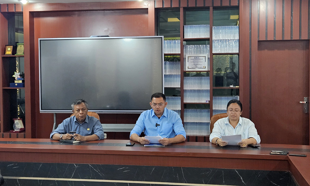 Kepala Dinas Pendidikan Sumut Alexander Sinulingga bersama pejabat Disdik Sumut saat mengumumkan perubahan sistem penerimaan murid baru SMA/SMK tahun ajaran 2025/2026 di Kantor Dinas Pendidikan Sumut, Medan, Jumat (2/5/2025). (Dok/Diskominfo Sumut)