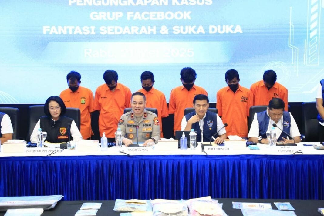 Konferensi pers pengungkapan kasus penyebaran konten pornografi ekstrem oleh grup Facebook 'Fantasi Sedarah' di Bareskrim Polri, Jakarta, Rabu (21/5/2025).