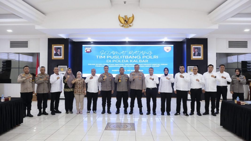 Tim Puslitbang Polri bersama jajaran Polda Kalbar berfoto bersama usai pembukaan kegiatan penelitian bertema ‘Melindungi Masyarakat Digital: Peran Polri dalam Menanggulangi Kejahatan pada Media Online’ yang berlangsung di Graha Khatulistiwa Polda Kalbar, Pontianak.