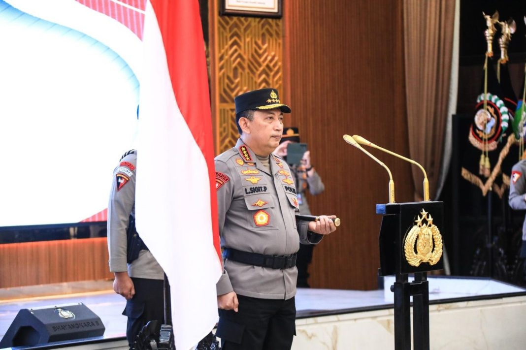 Kapolri Jenderal Pol Listyo Sigit Prabowo memimpin upacara kenaikan pangkat 13 Perwira Tinggi Polri di Rupattama Mabes Polri, Jakarta.