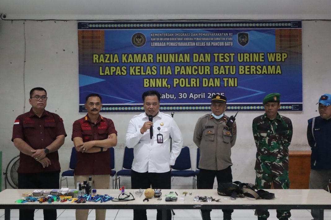 Petugas dari Lapas Kelas IIA Pancurbatu bersama aparat TNI, Polri, dan BNN Kabupaten Deliserdang menunjukkan barang-barang terlarang hasil razia kamar hunian warga binaan.